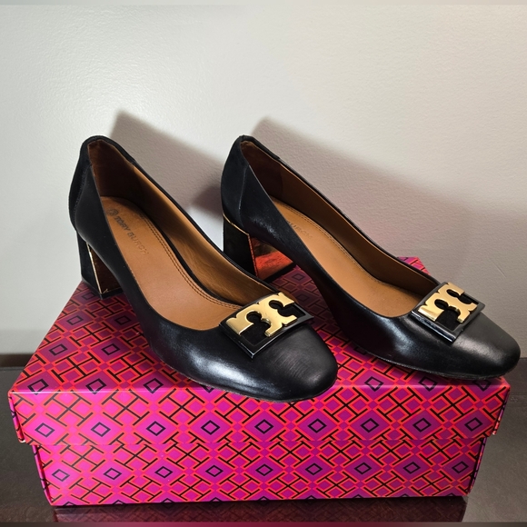Tory Burch GIGI Black and Gold pumps/ Heels with Elegant Metal Accent, Size 7 - Picture 1 of 7
